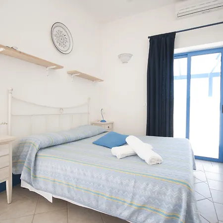 Flora & Hotel apartamentowy Sant'Andrea (Apulia)