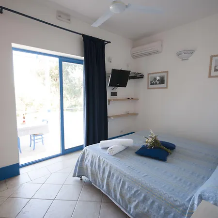 Flora & Hotel apartamentowy Sant'Andrea (Apulia)