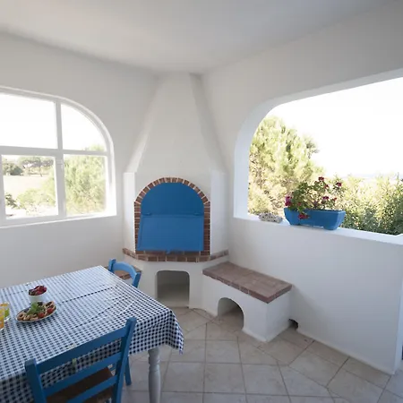 Flora & Hotel apartamentowy Sant'Andrea (Apulia)