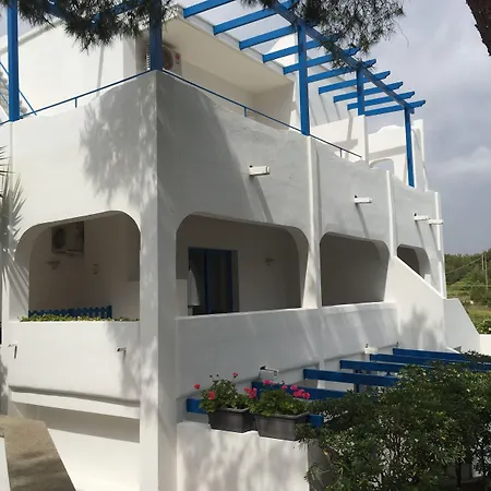 Flora & Hotel apartamentowy Sant'Andrea (Apulia)