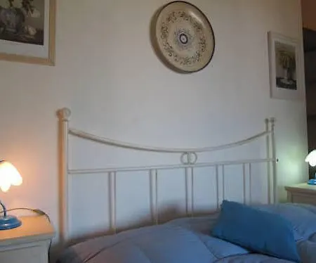 Flora & Hotel apartamentowy Sant'Andrea (Apulia)