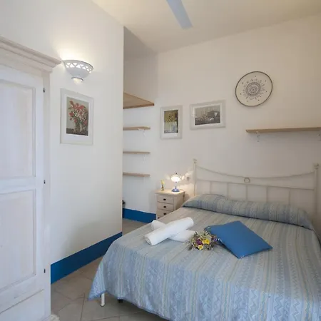 Flora & Hotel apartamentowy Sant'Andrea (Apulia)